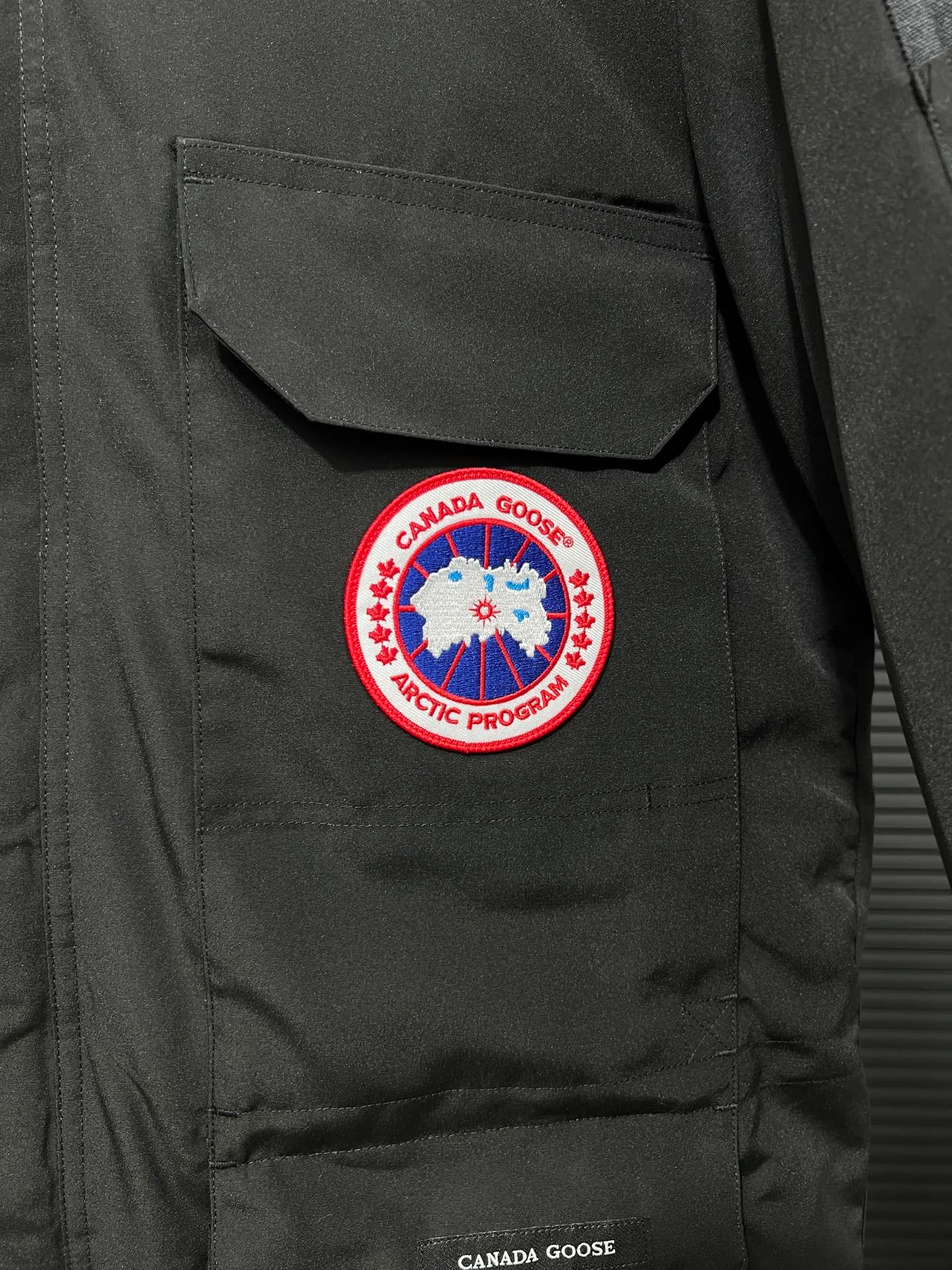P780 🆕 Top original version, supports chip sensor with handbag 𝗖𝗮𝗻𝗮𝗱𝗮 𝗚𝗼𝘀𝗲 / 🇨🇦 Canada Goose 08 Down Jacket ⚠️ Partners who have been cooperating with us in the past few years know that no matter what is produced outside, our pure genuine trading company ships ❗️ After the test of time, we have received rave reviews. You can compare the market products with us. If you are not satisfied, you can return it at will. You are also welcome to come to ZG to see it and then come to my home to buy‼  1⃣️ The filling is 80% white duck down, with a weight of 500g. Regarding the down content, you can feel it with your hands. Good down has no embarrassment and can be called a walking duvet! 2⃣️ The fabric is made of Feather-Light 10D waterproof coating fabric, which is made of 84.5 polyester fiber and 15.5 cotton. The surface is treated with a special Teflon protective coating produced by DuPont to prevent wind and splash water, and makes the clothing anti-pollution and long-lasting new features! 3⃣️ One-piece seamless cuffs, 13cm official length, all seals are stamped, and all the inner liner is hemmed. The overcoat means sewing all the inner liner once. On the one hand, it is to prevent the velvet from running off, and on the other hand, it can keep the stiffness of the clothes! 4⃣️ Original Yoshida Kogyo Kabushikigaisha zipper, top-grade zinc alloy electroplated zipper with the highest specifications, using precise Japanese craftsmanship, raw materials and management methods. Each zipper can withstand 100,000+ openings and closings 5⃣️ The detachable fur collar is made of top-grade imported wolf fur, which is not comparable to the loose and soft raccoon fur and fake fur on the market. It is a natural Siberian coyote fur collar. The delicate and strong feel is the sense of life that comes from the erosion of wind and frost in nature. 6⃣️ Main logo double-thread 9-needle locking stranded embroidery, electronic digital automatic embroidery, maple leaves with sharp edges. Size: XS-XXL Color: black, off-white, graphite gray, sapphire blue Dark Blue Pink Azure Graphite Gray Black Label Shoulder Width Chest Sleeve Length Clothes Length Recommended Weight kg 67 87 80-90 2XL 58 136 69 89 90-105